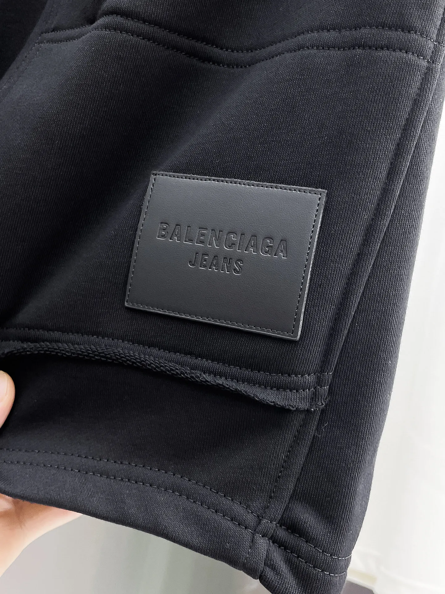 Balenciaga's three-standard complete 2026 summer New Arrival men's casual shorts, advanced custom-made Breathable fabric, Breathable fabric, extremely stretchy and comfortable, impeccable details, top-grade accessories, original logo design concept, delicate and soft feel! The upper body fit is awesome! Size: M-XXXL Please state your height and weight when ordering